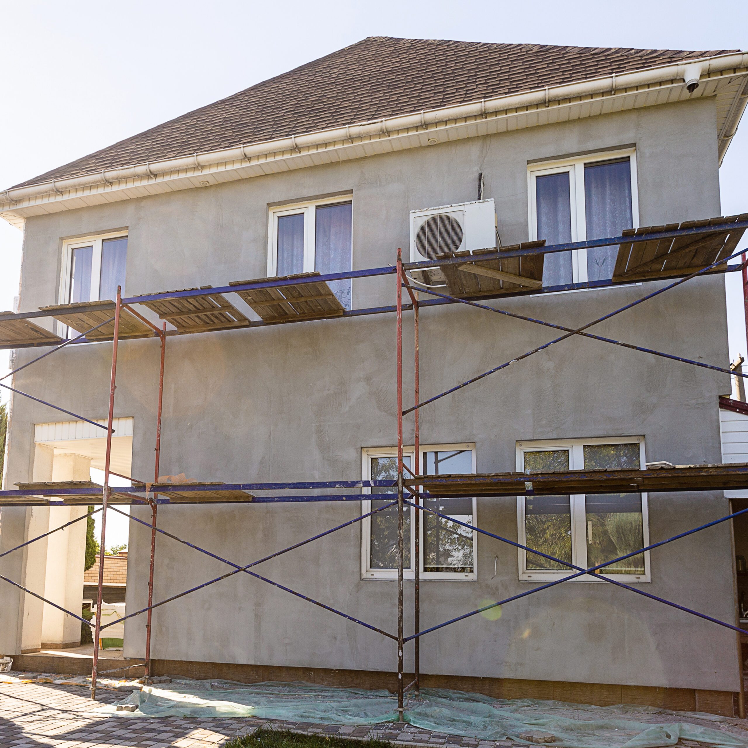 reconstruction maison isolation maison enduit mousse polystyrene application platre 1 scaled